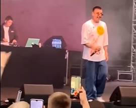 Na koncercie Sobla fan wtargnął na scenę. Raper zwyzywał mężczyznę. Zachowanie muzyka mocno krytykowane [+18]