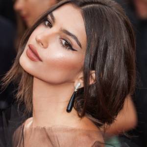 Emily Ratajkowski rozgrzała fanów publikacją z basenu. Wyrównuje opaleniznę bez stroju kąpielowego?