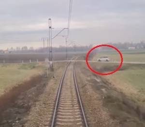 Kierowca samochodu prawie wjechał w pędzący pociąg [WIDEO]