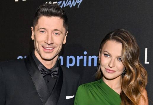 Robert Lewandowski pozuje z córkami. Z Anną nie ukrywają już ich twarzy [ZDJĘCIE]
