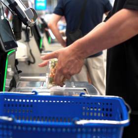 Nie rób tego przy kasie samoobsługowej! Lista 7 najczęstszych pomyłek Polaków