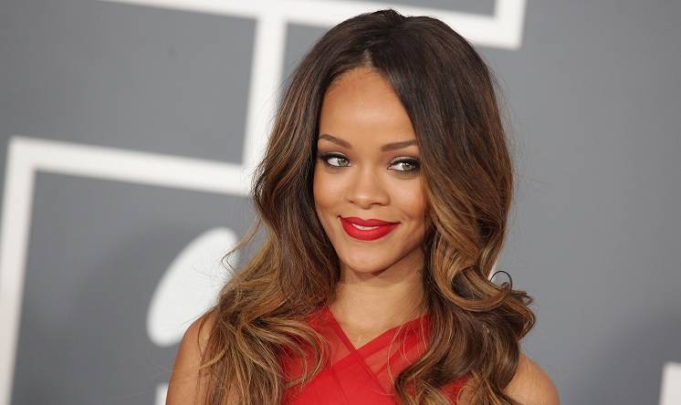 Rihanna "świeci żyrandolami” w koronkowej bieliźnie. A fani znów pytają: "Gdzie jest nowy album?” [ZDJĘCIA]