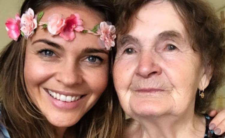 Gwiazdy celebrują Dzień Babci. Wzruszające zdjęcia publikują w mediach społecznościowych