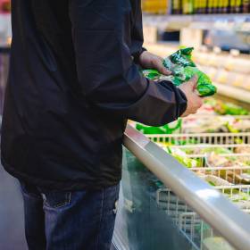 Kupujesz mrożone warzywa na patelnię? Oto lista produktów, w których nie wykryto pestycydów