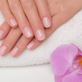 Zapomnij o hybrydzie. Ten zapomniany zabieg daje efekt "lustrzanej płytki"