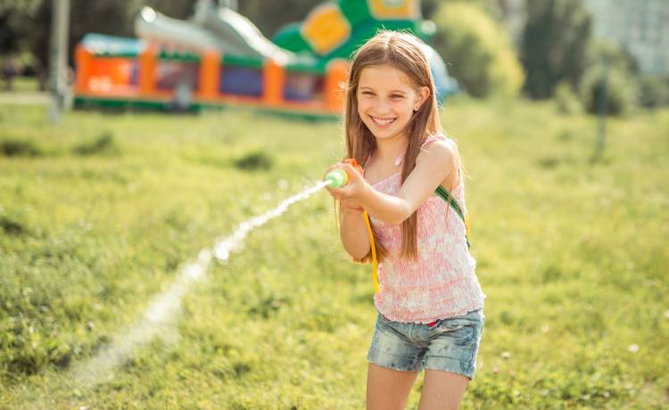 Lany poniedziałek: jak zrobić pistolet na wodę?