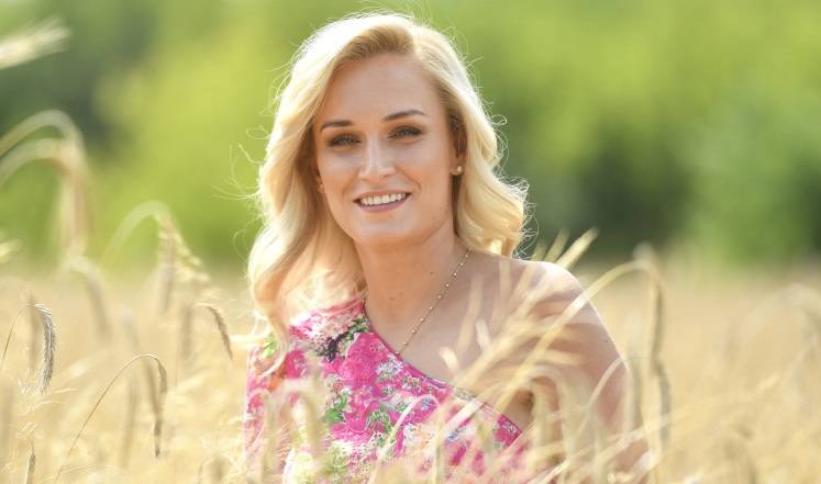 "Rolnik szuka żony". Kamila Boś odsłoniła długie nogi, pozując w luźnej koszuli. Pokazała gorące zdjęcie z wakacji! 