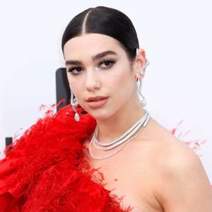 Dua Lipa hipnotyzuje w bieliźnianym, neonowym zestawie. Olśniewa seksapilem. "Królowa" [FOTO]