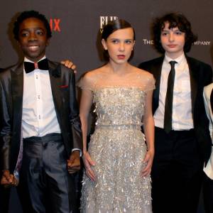 BAFTA 2022: Millie Bobby Brown i Jake Bongiovi debiutują na czerwonym dywanie