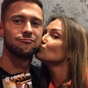 "Love Island". Sylwia i Mikołaj pod prysznicem! Gorąca fotka obiegła sieć                                           