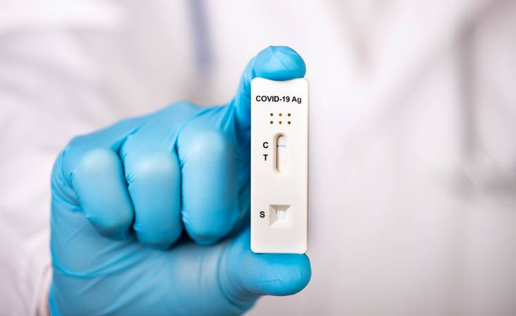 Wejście do restauracji... tylko po wykonaniu szybkiego testu na Covid-19. Walka z wirusem trwa