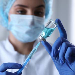 Popularny efekt wywołuje niepożądane reakcje po szczepieniu. Zmagają się z nim niemal dwie trzecie pacjentów 