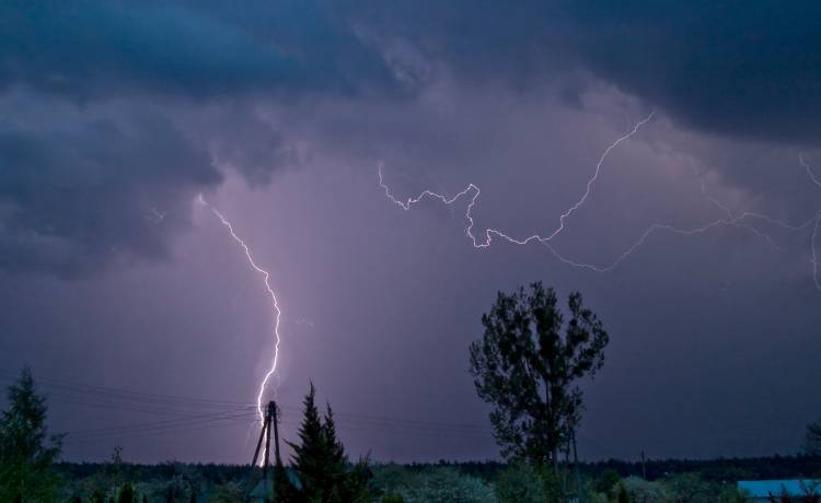 Jak zachowywać się w trakcie burzy? Oto podstawowe zasady bezpieczeństwa