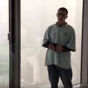 Quebonafide pozbył się niebieskiej koszulki i odsłonił tors. Wszystkie tatuaże zniknęły