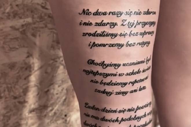 Jej tatuaż rozpętał aferę. To cały wiersz Wisławy Szymborskiej 