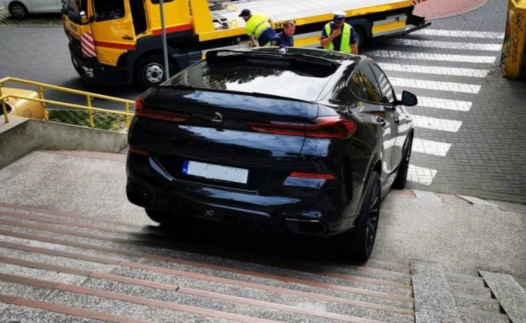 BMW utknęło na schodach. Kuriozalna interwencja chorzowskiej drogówki. Powód jest zaskakujący [FOTO]