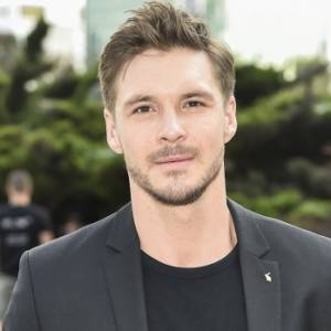 Mikołaj Roznerski na zdjęciu z piękną blondynką. To dobrze znana "twarz"!