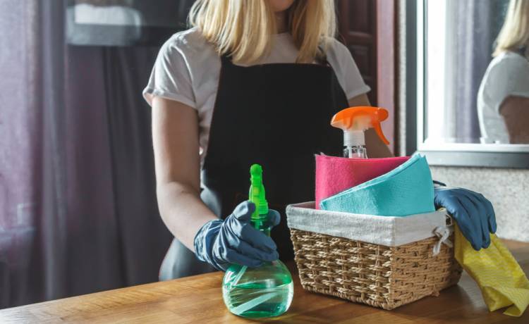 Jak wyczyścić szafki kuchenne z tłuszczu? Fot. Shutterstock