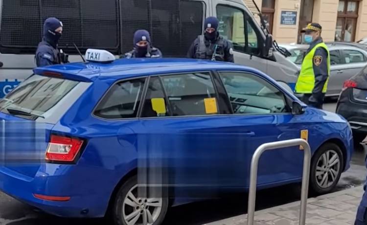 Kierowca ignorował polecania funkcjonariuszy. Mundurowy musiał wybić szybę w aucie