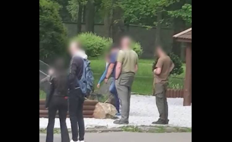 Urządzili sobie zjeżdżalnię na wybiegu w zoo. Nagranie trafiło do sieci! [WIDEO]