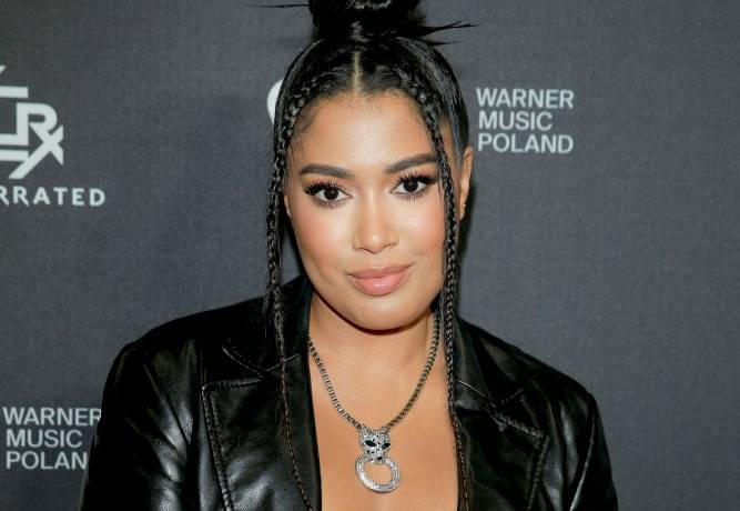 Patricia Kazadi odsłoniła głęboki dekolt! 34-latka uwodzi przed obiektywem [WIDEO]