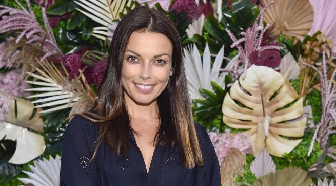 Katarzyna Glinka pozdrawia z piaszczystej plaży. Gwiazda "Barw szczęścia" wybrała ciemne bikini. "Zdjęcie z serii doskonałe"