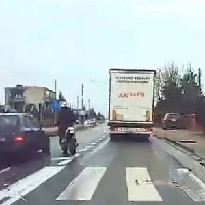 Omal nie potrącił motorowerzysty. 3500 zł mandatu i 16 punktów karnych [WIDEO]