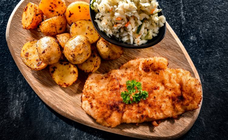 Ten błąd przy robieniu schabowego popełnia wiele osób. Unikaj go!