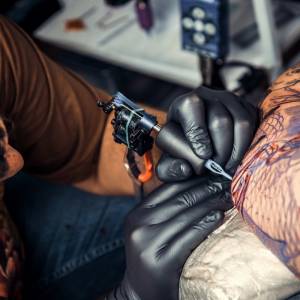 Pod skórą umieszczono mu "pająka". Wszystko przez jego marzenia o demonicznym wyglądzie [FOTO]