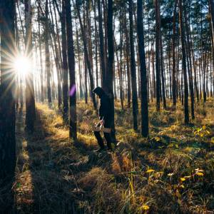 Nagi mężczyzna z maską na twarzy w lesie. Może być niebezpieczny. Policja przestrzega