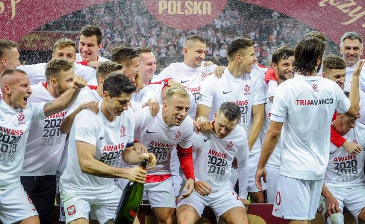 Wygrana biało-czerwonych nad Macedonią. Zobacz kto kibicował piłkarzom z trybuny stadionu