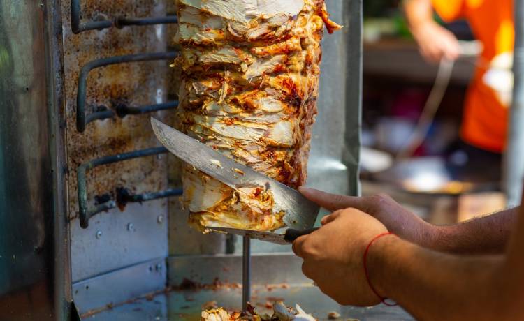 "Nienajedzony" klient od miesięcy żądał darmowych kebabów. Trafił do aresztu  