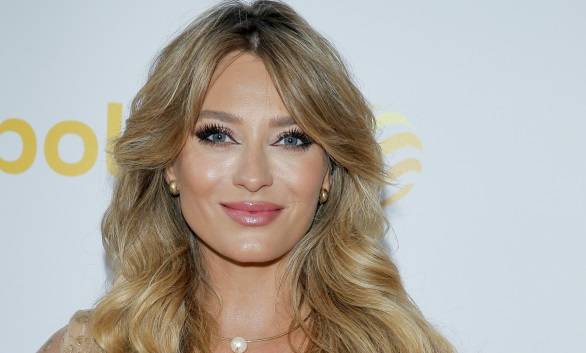 "Poproszę przepis na tak piękne nogi". Marcelina Zawadzka kusi w czerwonej sukience! [WIDEO]