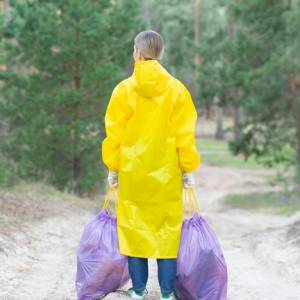 Nowy kolor przy selekcji odpadów. Co wkładać do fioletowych worków?