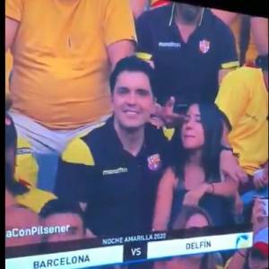 Kamera na meczu przyłapała go na... zdradzie. Zobaczył to cały świat i żona! [WIDEO]