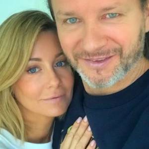 Małgorzata Rozenek pokazała Radosława Majdana śpiącego obok Henia. Ten widok rozczulił internautów [ZDJĘCIE]