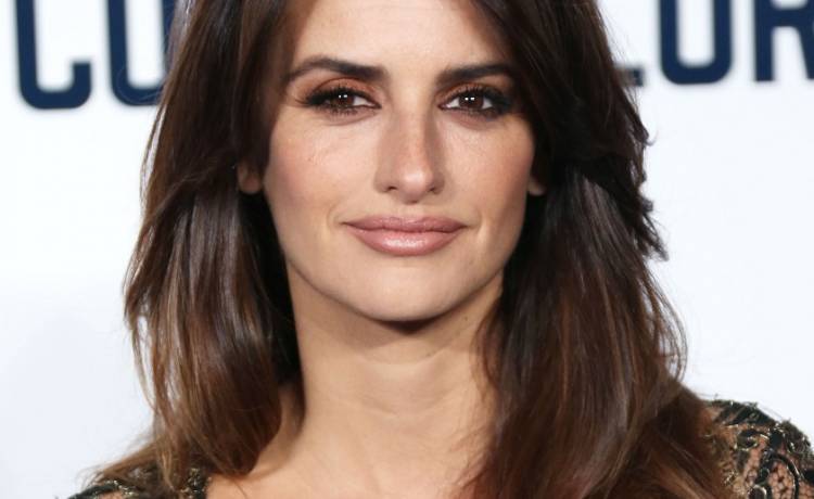 Penélope Cruz w krwiście czerwonej stylizacji. 47-latka zniewala urodą! "Czyste piękno" [FOTO]