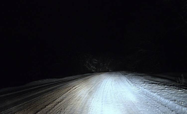 Kierowca ciągnął za autem na worku z sianem dziecko i dwie kobiety. "Pasażerki" kuligu trafiły do szpitala... [FOTO]