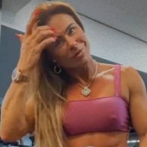 53-latka pozdrawia z siłowni. Jej figura jest niewiarygodna! [FOTO]