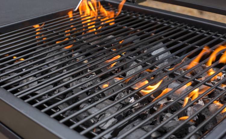 Czyszczenie grilla węglowego. Jak wyczyścić uporczywy brud? Sprawdź proste, domowe sposoby