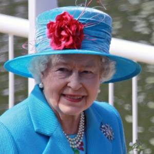 Wpadka z udziałem Elżbiety II! Królowa została uderzona szalem w... twarz! [WIDEO]                                                   