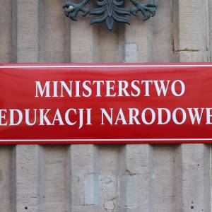 Czy pełnoletni uczeń może sam usprawiedliwić swoją nieobecność w szkole? MEN rozstrzyga wątpliwości