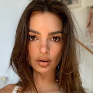 Emily Ratajkowski pozuje nago przed lustrem. Ciężarna modelka pochwaliła się swoim krągłym brzuchem                                                                                                                                                 