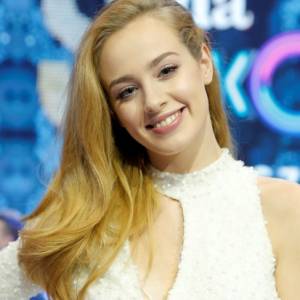 Wiktoria Gąsiewska na odważnych fotografiach. Aktorka pozuje topless?