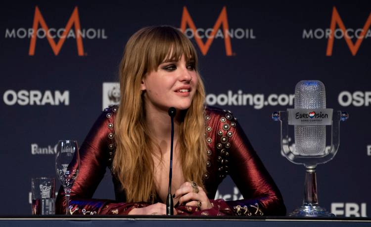 Victoria de Angelis z Maneskin odważnie. Mokry podkoszulek i brak stanika [FOTO]