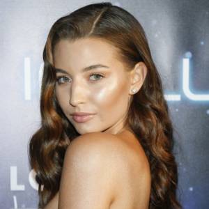 Julia Wieniawa pozdrawia prosto z plaży w nietypowej pozie. "Ale z Ciebie akrobatka!"- komentują fani