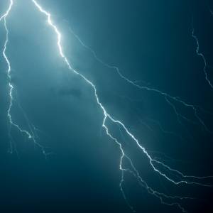 Piorun trafił go w parku. Wszystko się nagrało [WIDEO +18]