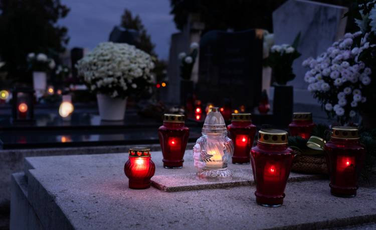 Zachowanie na cmentarzu. Te błędy są karygodne!