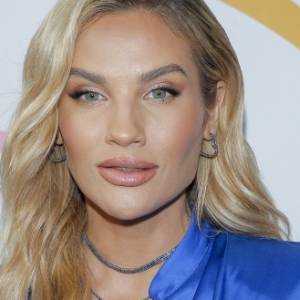 Karolina Gilon w kreacji podkreślającej biust. Modelka wybrała strój z głębokim dekoltem. "Petarda" [ZDJĘCIE]