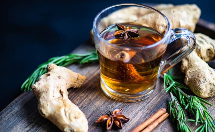 W zimne dni spraw sobie trochę ciepła! Zaparz kubek zimowej herbaty z dodatkiem imbiru [PRZEPIS]
